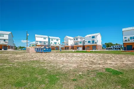 New construction Single-Family house 43 Commander Runco Ln, Taylor Lake Village, TX 77586 - image