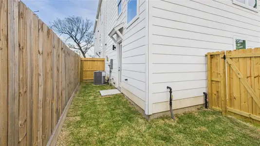New construction Single-Family house 2426 Freeman St, Houston, TX 77009 - image 4