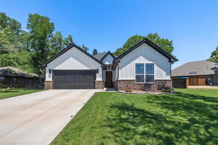 New construction Single-Family house 1418 Cheyenne Trail, Granbury, TX 76048 - photo 0