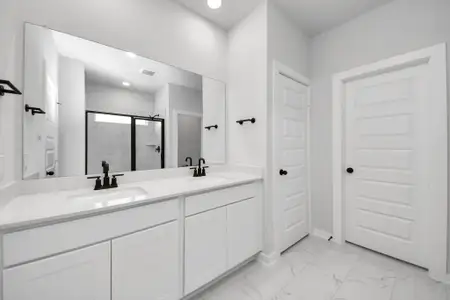 New construction Single-Family house 71 Leon Wy, Dayton, TX 77535 plan The Everett C, 3-Car Garage - image 7