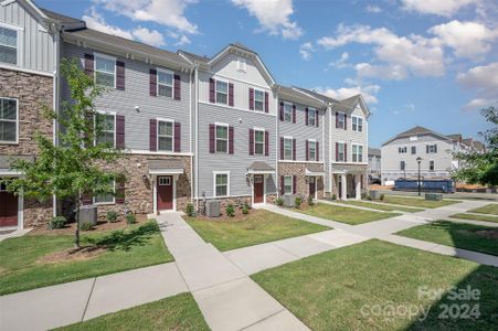 New construction Townhouse house 9218 Mallard Mills Drive, Charlotte, NC 28262 - photo 0