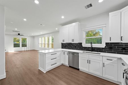 New construction Single-Family house 4208 Castor St, Unit B, Houston, TX 77022 - image 11