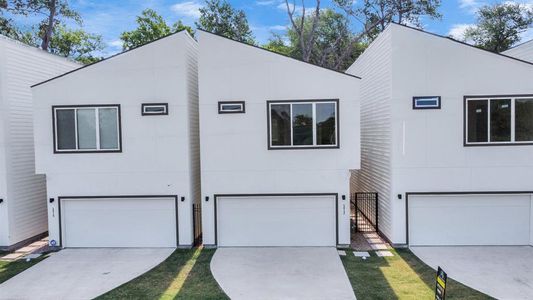 New construction Single-Family house 5812 Burt Street, Houston, TX 77091 - photo 0