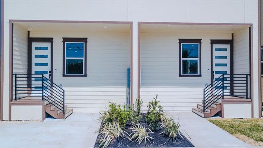 New construction Townhouse house 823 N Loop S, Houston, TX 77022 - image