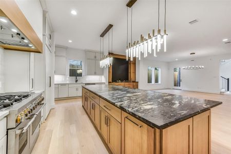 New construction Single-Family house 1902 Nantucket Dr, Houston, TX 77057 - image 17