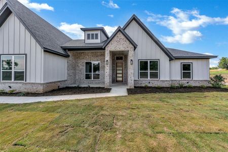 Modern farmhouse featuring a front yard