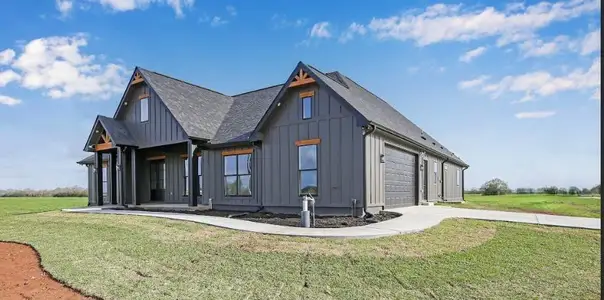 New construction Single-Family house 643 Chuckwagon Trl, Angleton, TX 77515 - image