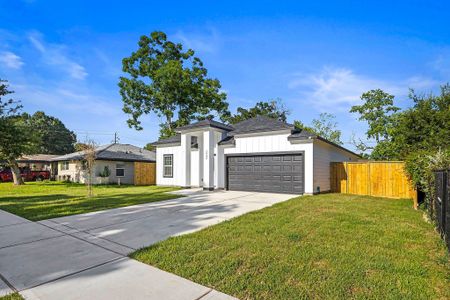 New construction Single-Family house 10426 Royal Oaks Dr, Houston, TX 77016 - image