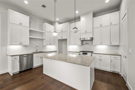 New construction Single-Family house 1705 Bologna Ln, Houston, TX 77055 - image 6