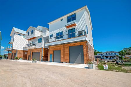 New construction Single-Family house 43 Commander Runco Ln, Taylor Lake Village, TX 77586 - image