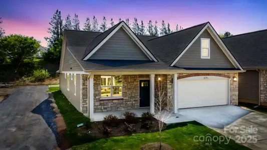 New construction Single-Family house 833 A Wynnshire Dr, Unit 56, Hickory, NC 28601 - image