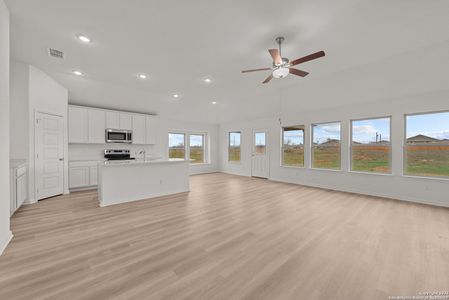 New construction Single-Family house 117 Reno Trl, Floresville, TX 78114 Esparanza- photo 12 12