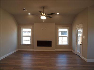 New construction Single-Family house 821 Hayley St, Springtown, TX 76082 null- photo 4 4