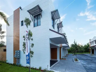 New construction Townhouse house 926 NW 10th St, Unit 2, Homestead, FL 33034 - image