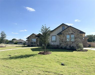 New construction Single-Family house 1032 Queen Elizabeth Dr, Waco, TX 76657 - image