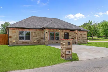 New construction Single-Family house 801 Comanche Cove Dr, Granbury, TX 76048 null- photo 0