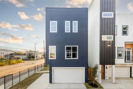 New construction Single-Family house 703 Boundary Street, Houston, TX 77009 - photo 0