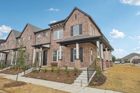 View of front facade featuring a front lawn