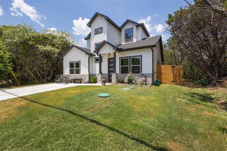 View of front facade featuring a front yard