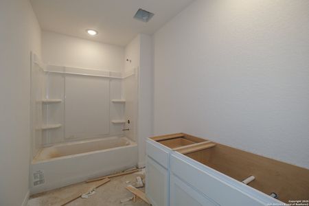 New construction Single-Family house 120 Reno Trl, Floresville, TX 78114 null- photo 10 10