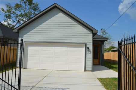 New construction Single-Family house 8105 Saint Louis Street, Houston, TX 77028 - photo 0