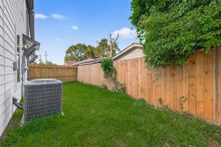 New construction Single-Family house 833 Dorchester St St, Unit E, Houston, TX 77022 - image 3