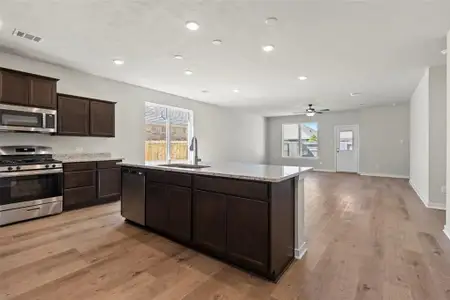 New construction Single-Family house 3021 Pampaneria Dr, Conroe, TX 77301 - image 4