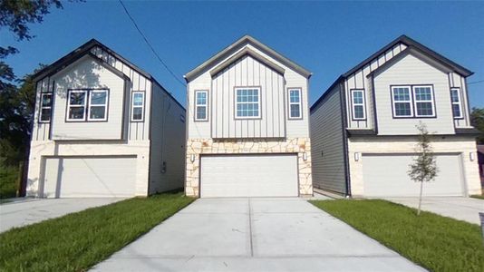 New construction Single-Family house 7920 James Franklin St, Houston, TX 77088 - photo 0