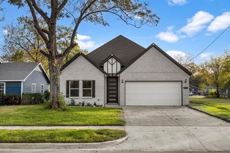 View of front of home featuring a front lawn and a garage