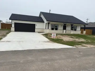 New construction Single-Family house 1539 E Maryville Lp, Beeville, TX 78102 - image