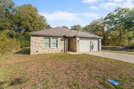 View of front facade with a front lawn and a garage