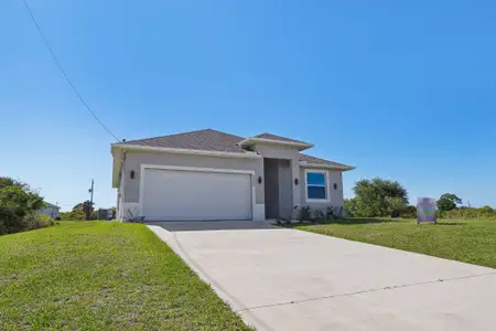 New construction Single-Family house 9006 S Castle Cir, Labelle, FL 33935 - image