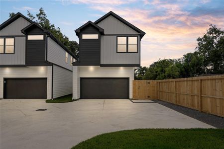 New construction Single-Family house 1033 S Victory St, Houston, TX 77088 - image