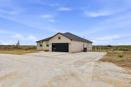 New construction Single-Family house 59 Legend Hills Rd, Uvalde, TX 78801 - image