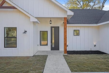 Entrance to property featuring a yard