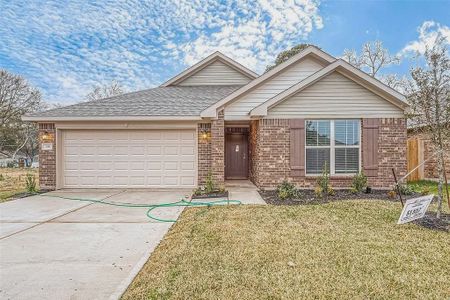 New construction Single-Family house 4 Greenbriar Lp, Angleton, TX 77515 1348- photo 0