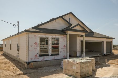 New construction Single-Family house 112 Cheyenne Dr, Floresville, TX 78114 null- photo 1 1