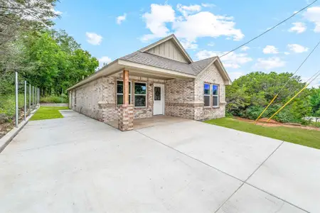 New construction Single-Family house 915 Comanche Cove Dr, Granbury, TX 76048 - image