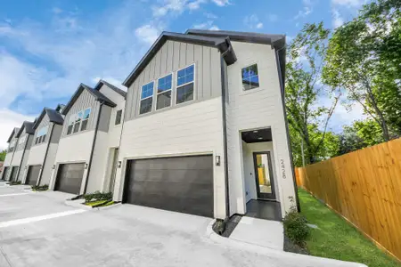 New construction Single-Family house 2428 Harrington St, Houston, TX 77026 - image