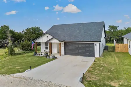 New construction Single-Family house 4605 Eagle Nest Ct, Granbury, TX 76048 - image