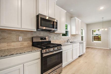 New construction Single-Family house 107 Pecan Valley Dr, West Columbia, TX 77486 - image 4