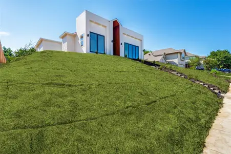 New construction Single-Family house 910 Gallant Fox Dr, Dallas, TX 75211 - image