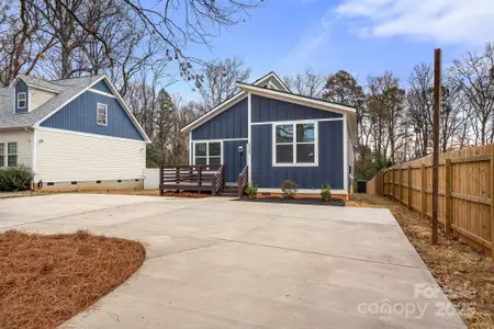 New construction Single-Family house 2805 Old Steele Creek Rd, Charlotte, NC 28208 - image