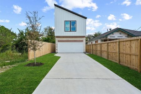 New construction Single-Family house 7704 Sealey St, Houston, TX 77088 - image