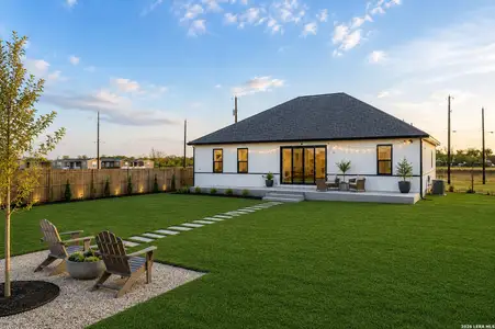 New construction Single-Family house 16923 Rancho Escondido, Atascosa, TX 78002 - image 4