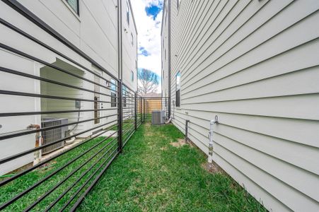 New construction Single-Family house 1711 Milby St, Houston, TX 77003 - image