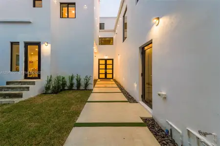 New construction Single-Family house 1977 S Oak Haven Cir, Miami, FL 33179 - image