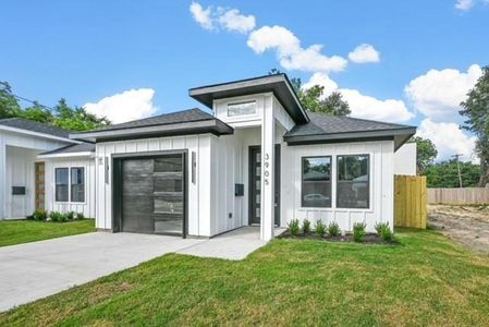 View of front facade featuring a front lawn and a garage