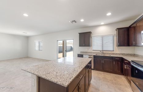 New construction Single-Family house 42860 W Peters Dr, Maricopa, AZ 85138 Sunflower- photo 6 6