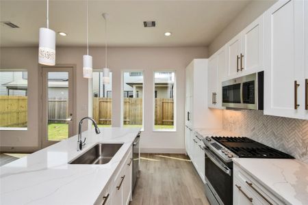 New construction Single-Family house 2104 Diagonal Ln, Houston, TX 77051 - image 6